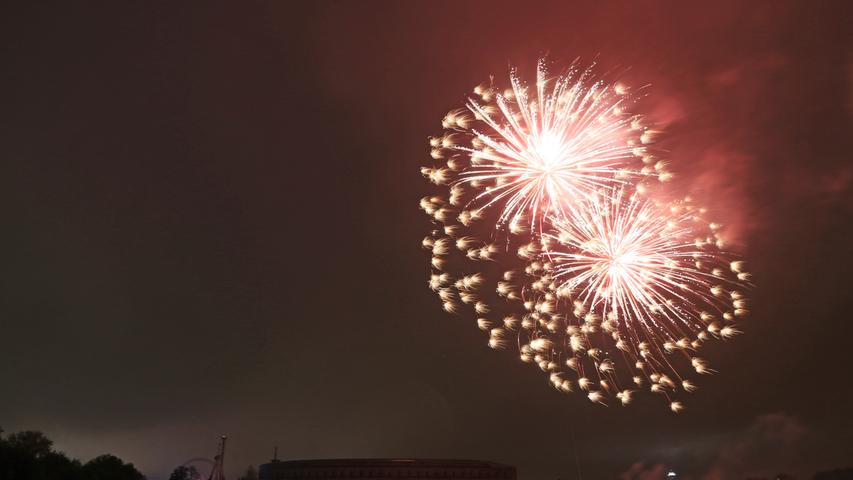 Verregnetes Volksfest-Finale: Feuerwerk über dem Dutzendteich
