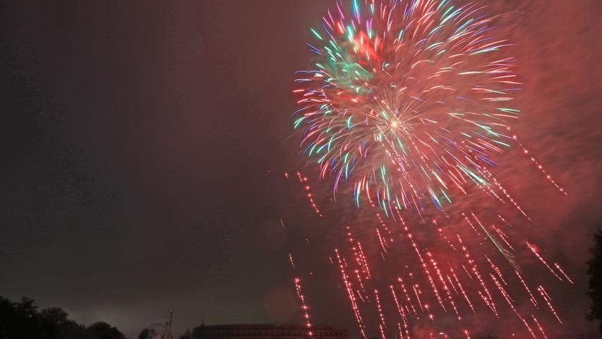 Verregnetes Volksfest-Finale: Feuerwerk über dem Dutzendteich