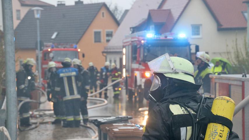 Einfamilienhaus in Ellingen brennt licherloh: Immenser Schaden