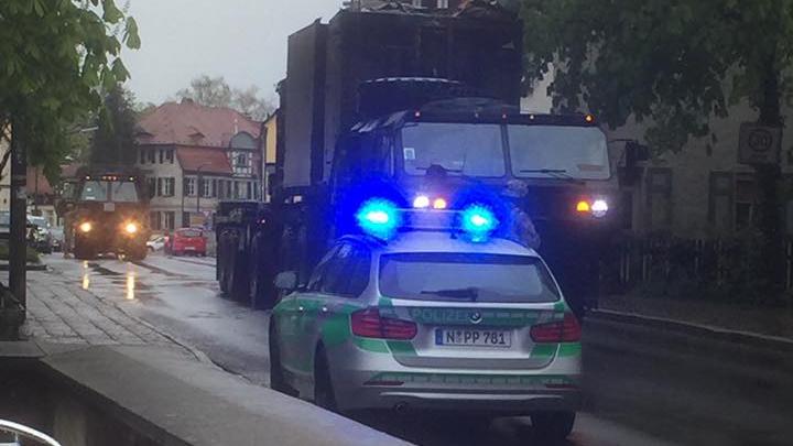 Und dann ging es nicht mehr weiter. Die Durchfahrt war dem Militärfahrzeug in Altdorf unmöglich, denn die Stadttore haben eine maximale Durchfahrtshöhe von 2,50 Meter. Und dann ging es nicht mehr weiter. Die Durchfahrt war dem Militärfahrzeug in Altdorf unmöglich, denn die Stadttore haben eine maximale Durchfahrtshöhe von 2,50 Meter.