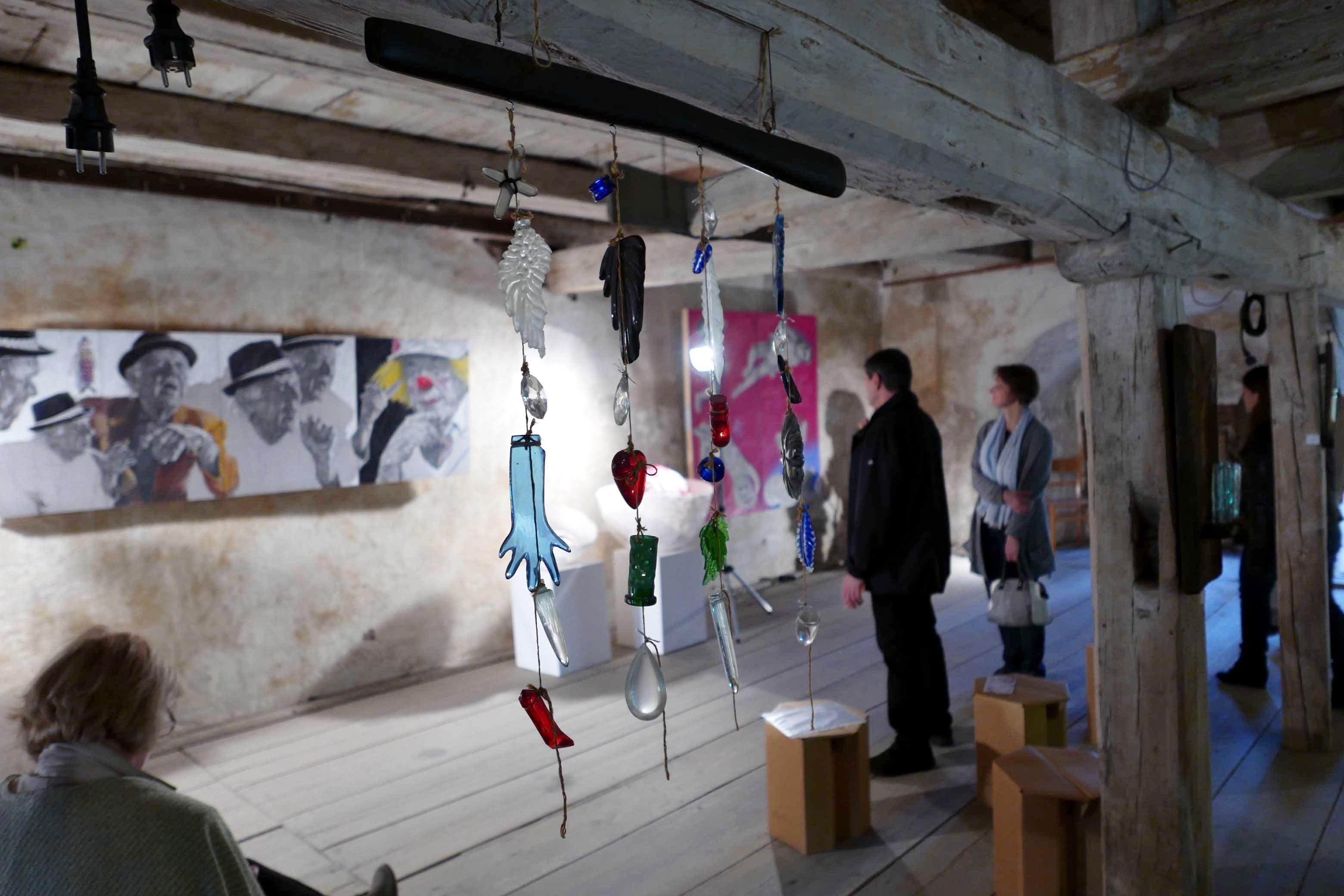 Vielfältige Kunst im rustikalen Ambiente des Dachsbacher Wasserschlosses macht die Galerie so „EigenArt“ig. Vielfältige Kunst im rustikalen Ambiente des Dachsbacher Wasserschlosses macht die Galerie so „EigenArt“ig.