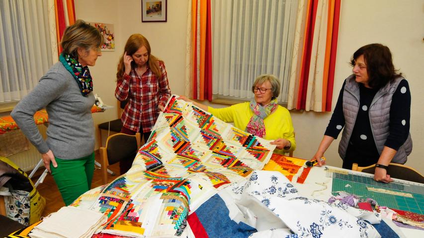Alle drei Wochen packen die Quiltfreundinnen ihre Werke im Gemeindehaus Poxdorf aus und arbeiten weiter an den Kissen, Decken, Herzen...