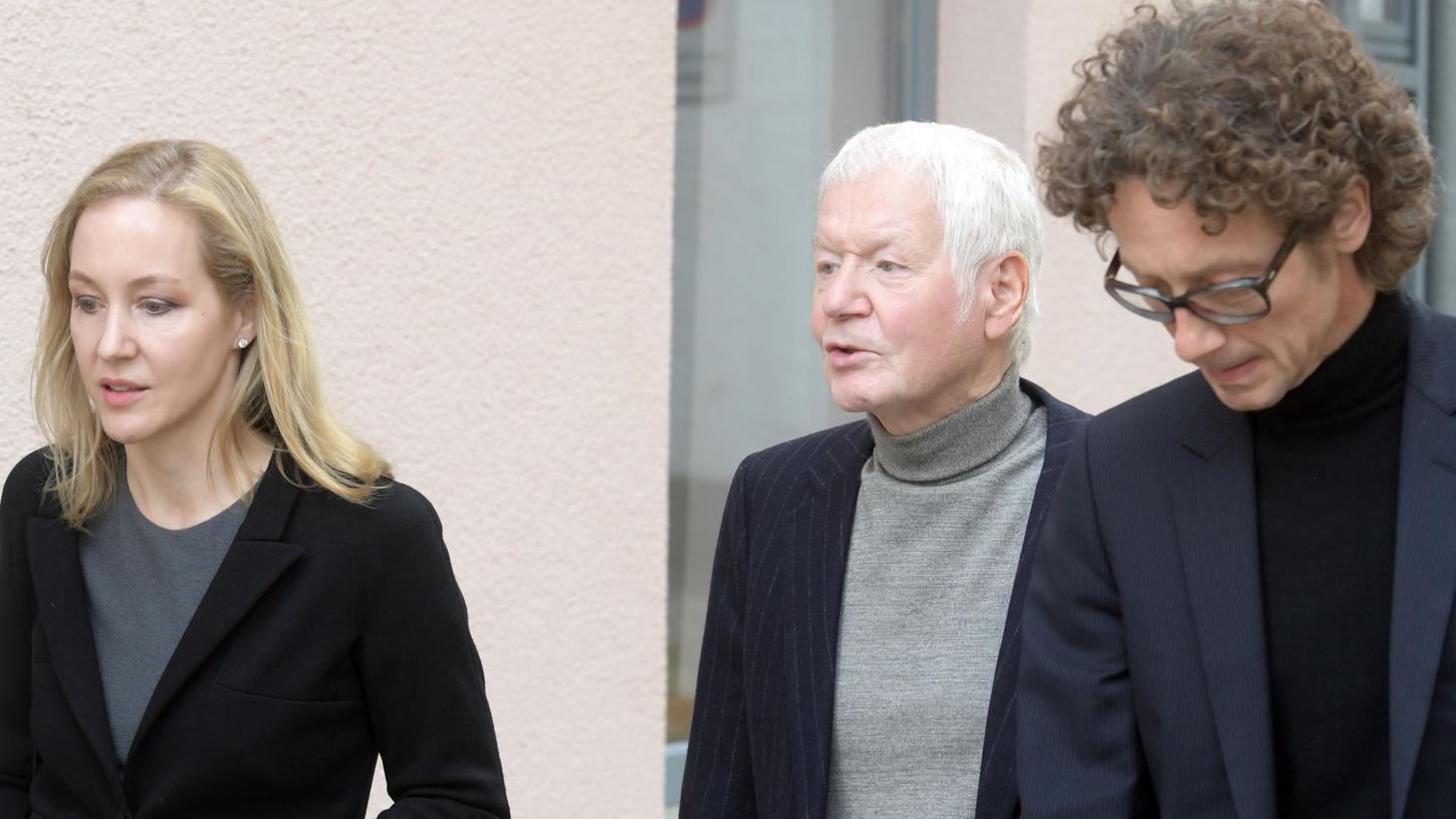 Anton Schlecker (mitte) ist mit seinen Kindern Meike und Lars auf dem Weg zum Prozess in Ehingen (Baden-Württemberg).