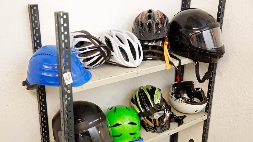 Auch Helme werden immer wieder im Fundbüro abgegeben.
