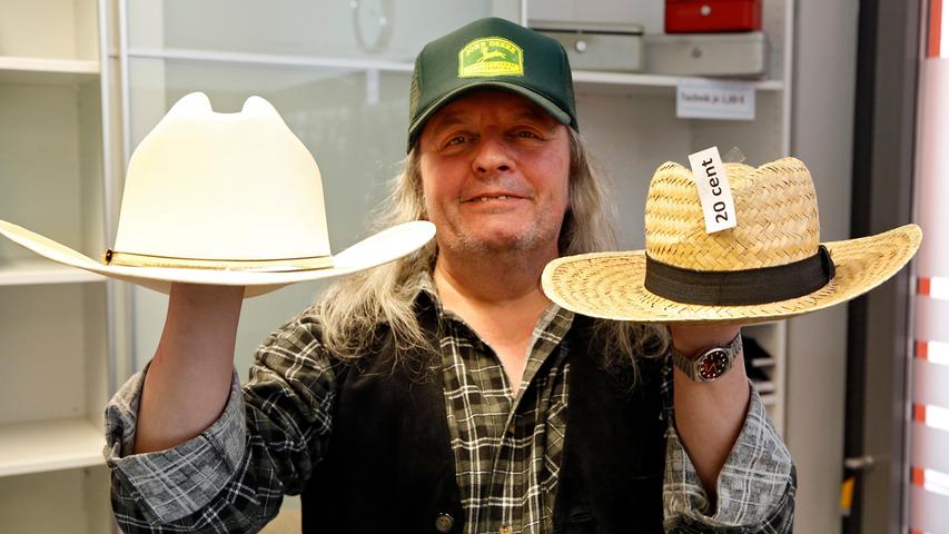 Noa.Kommunal-Mitarbeiter Ilhan Türe präsentiert schicke Hüte zum kleinen Preis.