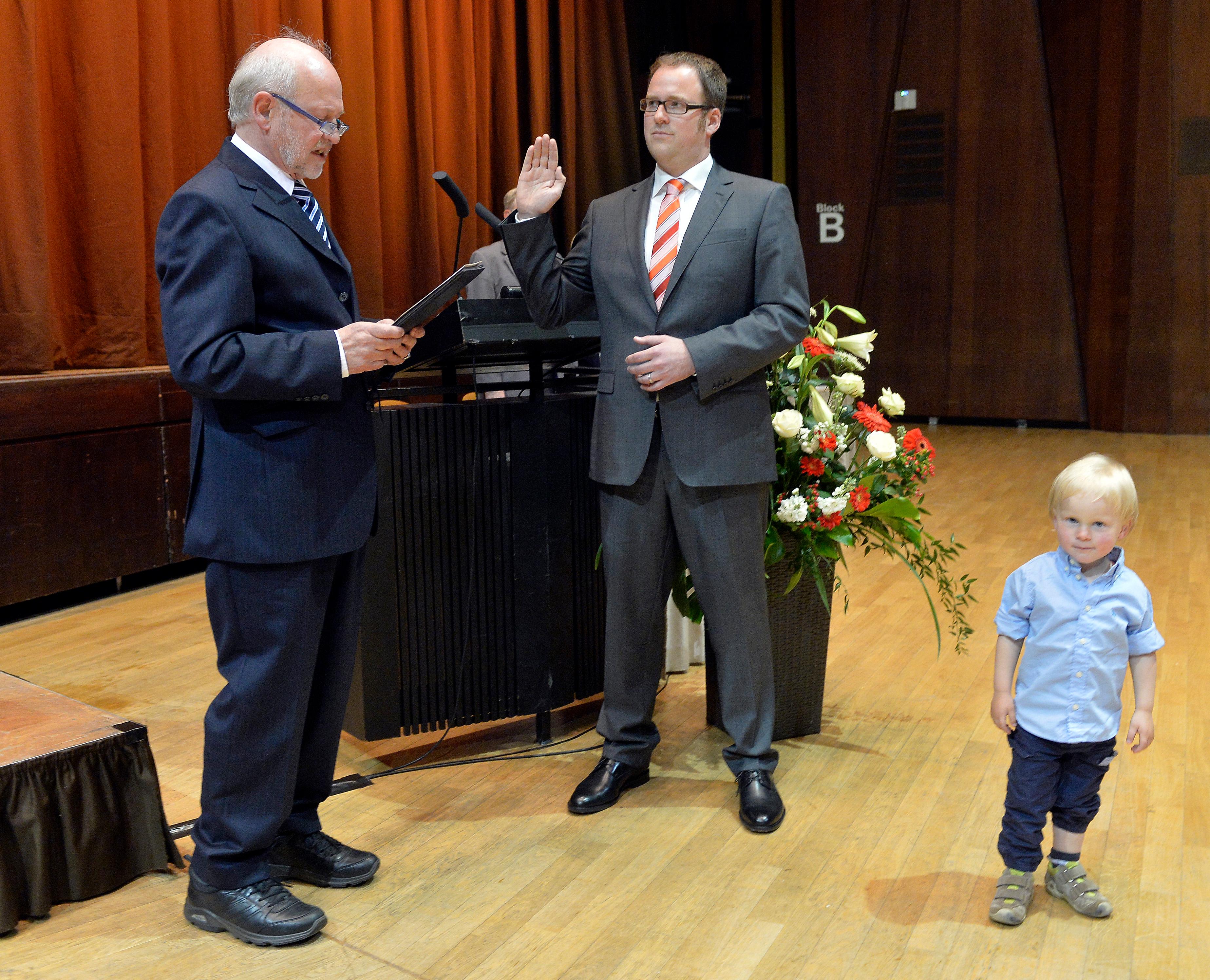 Florian Janik ist auch ein Familienmensch und begeisterter Camper. Mit seiner Frau und seinen zwei Kindern lebt er im Erlanger Westen. Wie selbstverständlich stand sein Sohn bei der Vereidigung in der Ladeshalle mit auf der Bühne.