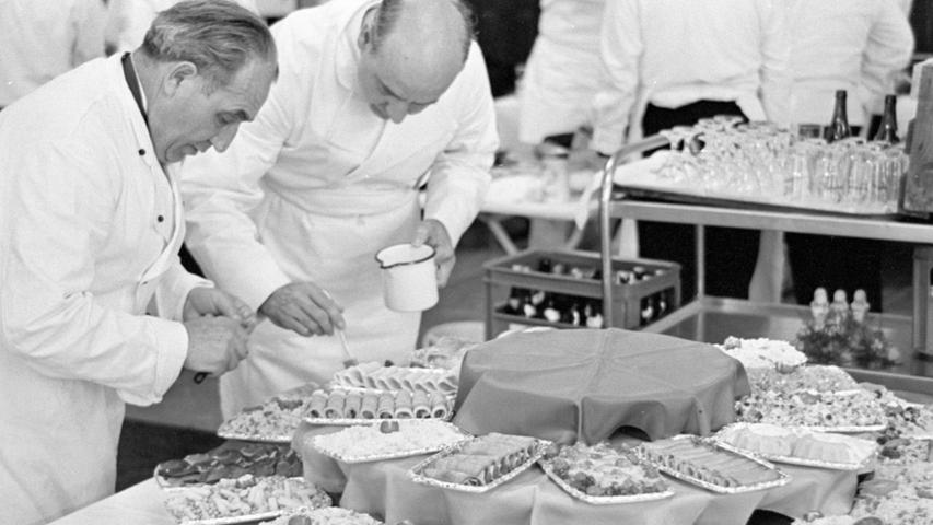 Die Hobby-Köche gehen mit Sorgfalt vor: an die vielen Platten mit verschiedensten Köstlichkeiten (links) wird letzte Hand angelegt.  Hier geht es zum Artikel vom 
 7. Mai 1967: "Treff" zum Schwelgen.