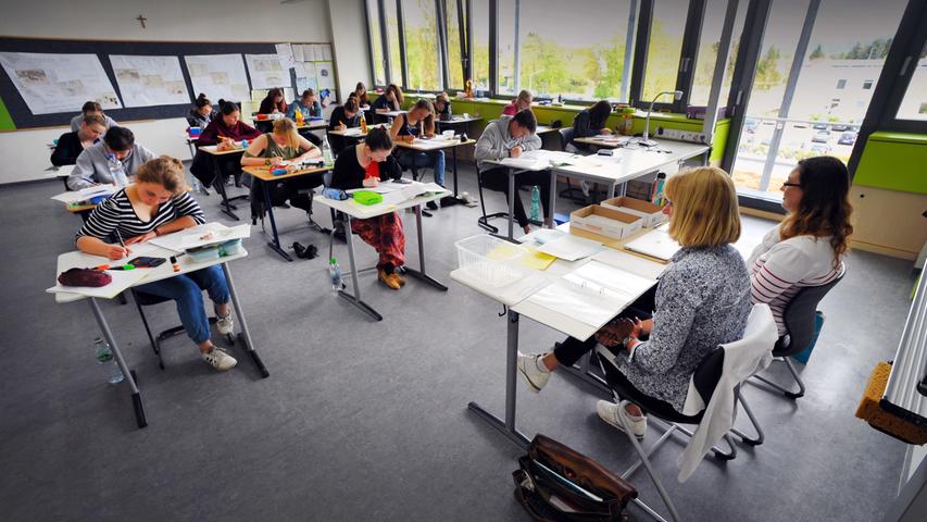 Am Ostendorfer Gymnasium sind die Tische der Schüler ebenfalls mit Hilfsmitteln und Nervennahrung gefüllt. Die Lehrerinnen passen auf, dass kein Spickzettel bei der Matheprüfung hilft.