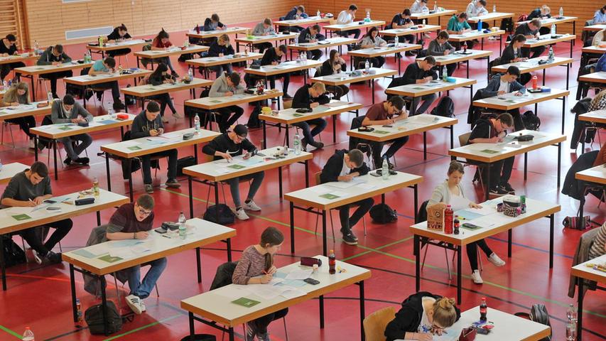 Nach den Prüfungen heißt es erst einmal hoffen. Wir drücken allen Schüler, hier im Bild die angestrengten Abiturienten am  Albrecht-Ernst-Gymnasium in Oettingen, natürlich ganz fest die Daumen!