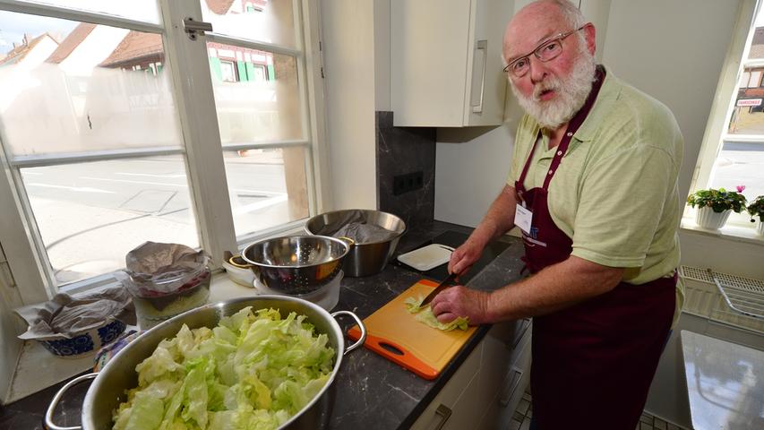 Heinz Fragner hilft tatkräftig in der Küche.