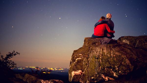 In Sternenparks wird ein möglichst natürlicher Nachthimmel geschützt. Solche Gebiete erkennt die International Dark Sky Association (IDA) an, die es seit 1988 in den USA gibt und gegen Lichtverschmutzung kämpft.