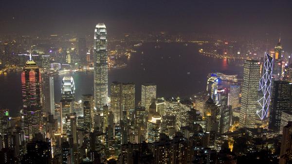 Die Skyline von Hongkong ist geprägt von zahlreichen, hell erleuchteten Wolkenkratzern. 2001 hat ein internationales Wissenschaftlerteam erstmals dokumentiert, wie stark künstliche Beleuchtungen inzwischen weltweit die Nacht erhellen. Die Ergebnisse wurden in einem Lichtatlas veröffentlicht.