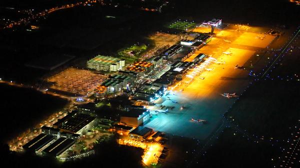 Auch der Flughafen in Nürnberg leuchtet nachts hell. Bund und Länder haben versucht, mit der sogenannten Licht-Richtlinie Anhaltspunkte zu geben: 2012 haben ihre Experten Richtwerte zur Lichtimmission erarbeitet. Für Gewerbegebiete ...