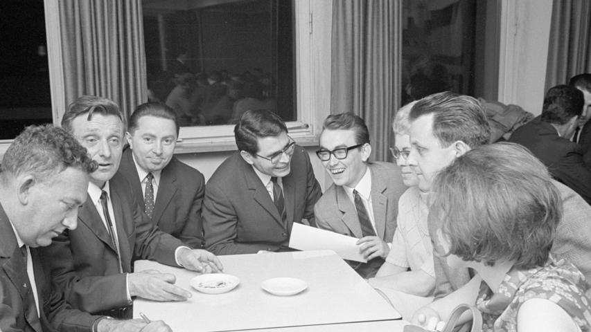 Das Gespräch kam schnell in Gang: deutsche und israelische Jugendfreunde unterhalten sich. Hier geht es zum Artikel vom 8. Mai 1967: Ein Festtag fürs Ohm.