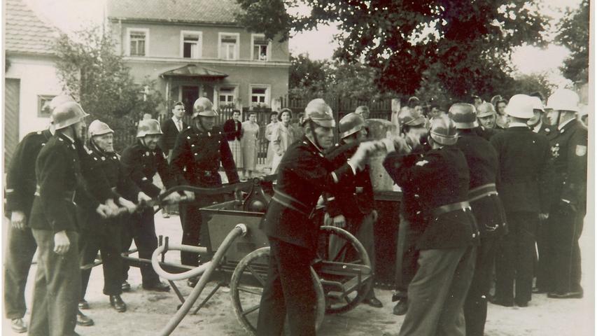 Es war einmal: Die Weiherhofer Feuerwehr zeigt bei einer Jubiläumsfeier den Einsatz einer handbetriebenen Spritze.