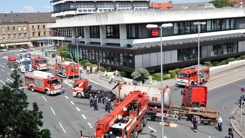 Einer von unzähligen Unfällen, bei denen die Feuerwehr zur Stelle war: Im Juli 2009 legte ein querstehender Tanklastzug mit 34.000 Liter Bier die Kreuzung Schwabacher Straße/Theresienstraße lahm...