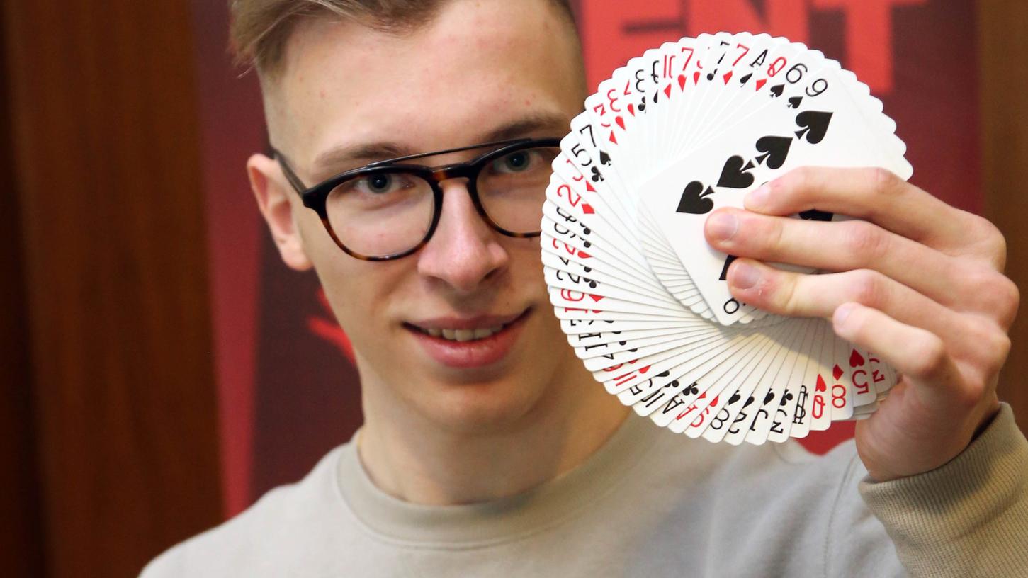 Mit verschiedenen Kartentricks wollte Fabian Kunz sein Talent als Zauberer unter Beweis stellen.