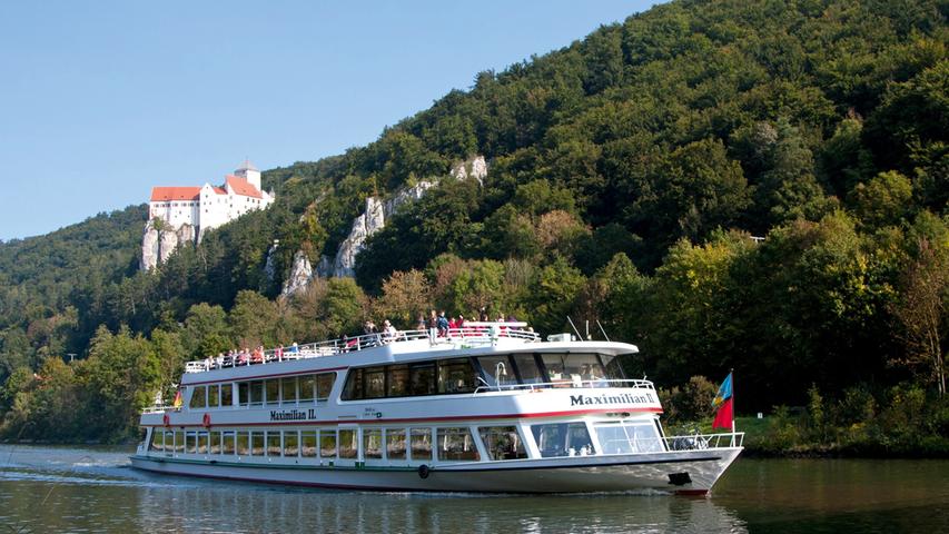 Der Main-Donau-Kanal ist insgesamt 171 Kilometer lang. Die Länge der Strecken zwischen den 16 Schleusen unterscheidet sich dabei stark. Die kürzeste Strecke befindet sich beim Nürnberger Hafen: Zwischen den Schleusen Eibach und Nürnberg liegen lediglich 3,73 Kilometer. Auch touristische Highlights liegen an der langen Kanalstrecke, wie hier Burg Prunn bei Riedenburg.