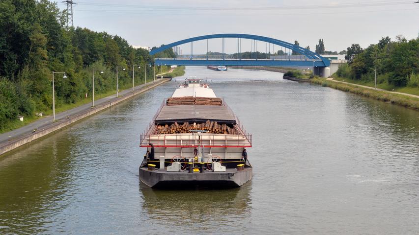 Der Regelquerschnitt des Main-Donau-Kanals ist trapezförmig. Das heißt: An der Wasseroberfläche ist er 55 Meter breit, am Grund nur 31 Meter. Am äußersten Rand...