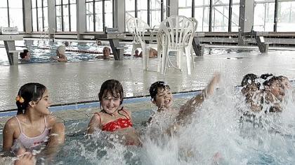 Was diese jungen Wasserratten begeistert, bereitet im Bäderbetrieb Sorgen: Das Stadelner Hallenbad ist ein enormer Kostenfaktor. Was diese jungen Wasserratten begeistert, bereitet im Bäderbetrieb Sorgen: Das Stadelner Hallenbad ist ein enormer Kostenfaktor.