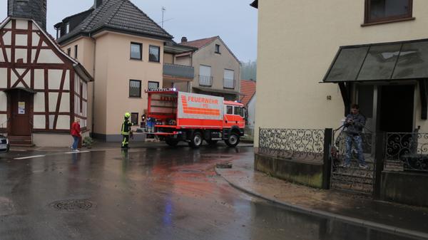 Eine Wohngebäudeversicherung deckt Schäden am Haus durch umgefallene Bäume oder abgedeckte Dächer ab. Darauf weist der Bund der Versicherten (BdV) hin. Die Hausratversicherung übernimmt Schäden an beweglichen Sachen wie Möbeln oder Kleidungsstücken. Aber: Schäden durch Überflutungen von außen deckt die Hausratsversicherung nicht immer automatisch ab. Die Wohngebäudeversicherung, so der Gesamtverband der Deutschen Versicherungswirtschaft (GDV), zahlt im Falle eines überschwemmten Kellers nur, wenn extra eine Elementarschadenversicherung abgeschlossen wurde. Grundsätzlich sollten Sie immer bei der Versicherung anrufen, Fotos schießen und mögliche Zeugen benennen.