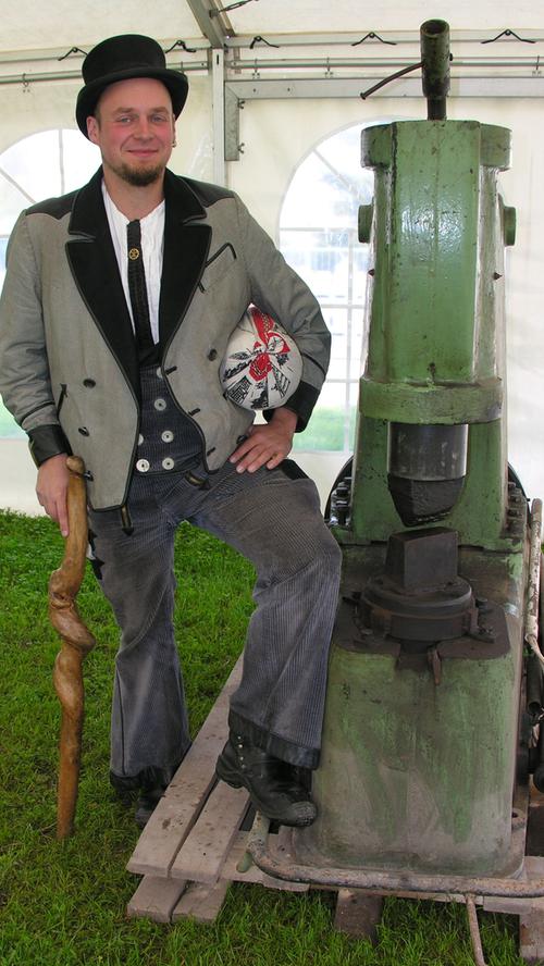Der Metallbaumeister Manuel Mährlein standesgemäß neben einem historischen Schmiedehammer.