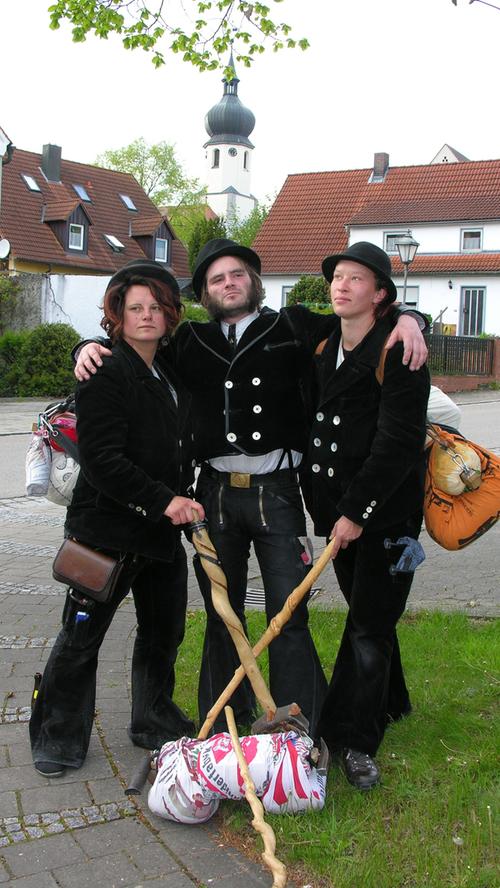 Zur Erinnerung an den schönen Festtag in Dittenheim stellte sich diese Handwerkertrio zum Foto.