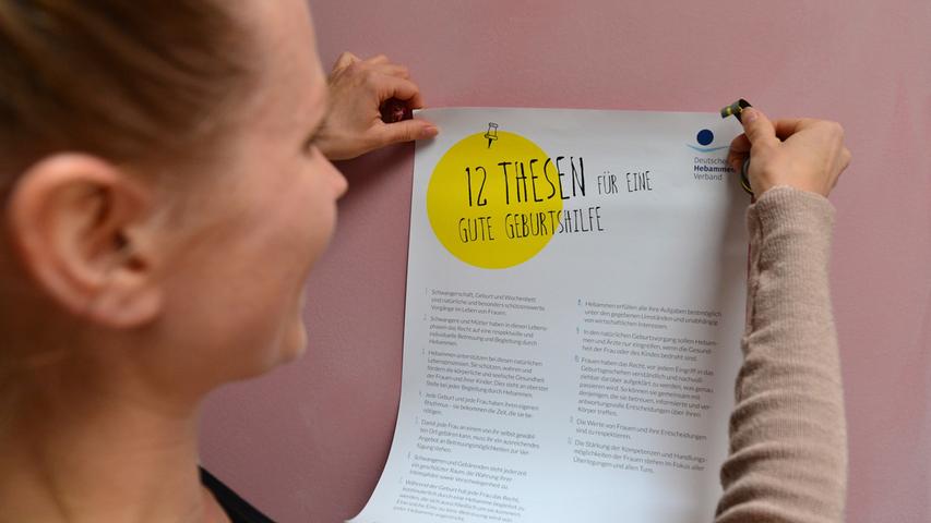 Die "12 Thesen für eine gute Geburtshilfe" des Deutschen Hebammenverbandes zum Internationalen Hebammentag werden schon mal an die Wand gehängt.