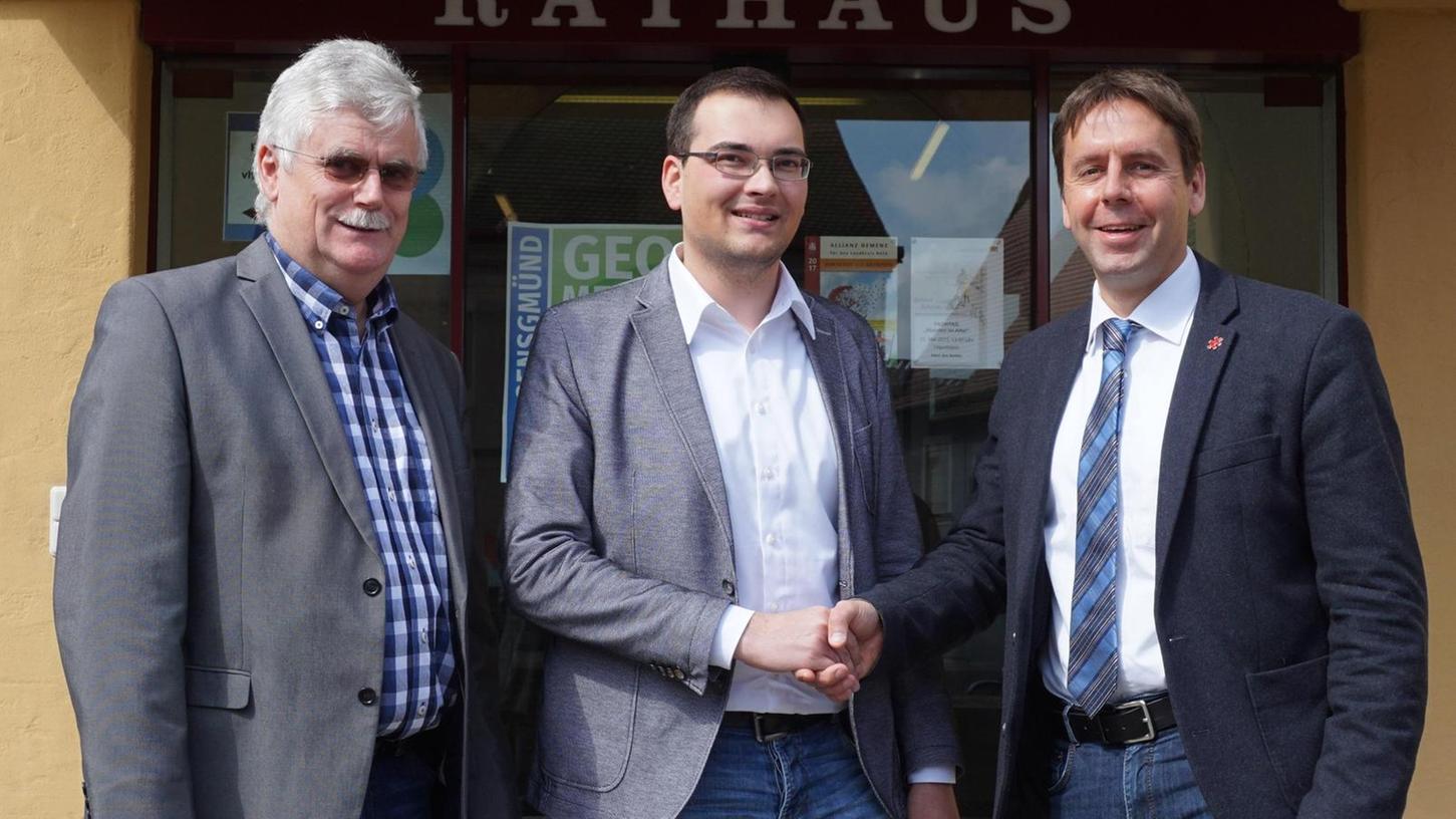 Die CSU Gmünd setzt auch in den kommenden Jahren auf Ben Schwarz (SPD) als Bürgermeister. Glückwünsche nach der Nominierung sprachen Georg Schiffermüller (li.) und der neue CSU Ortsvorsitzende Uwe Maderholz (Mitte) aus.