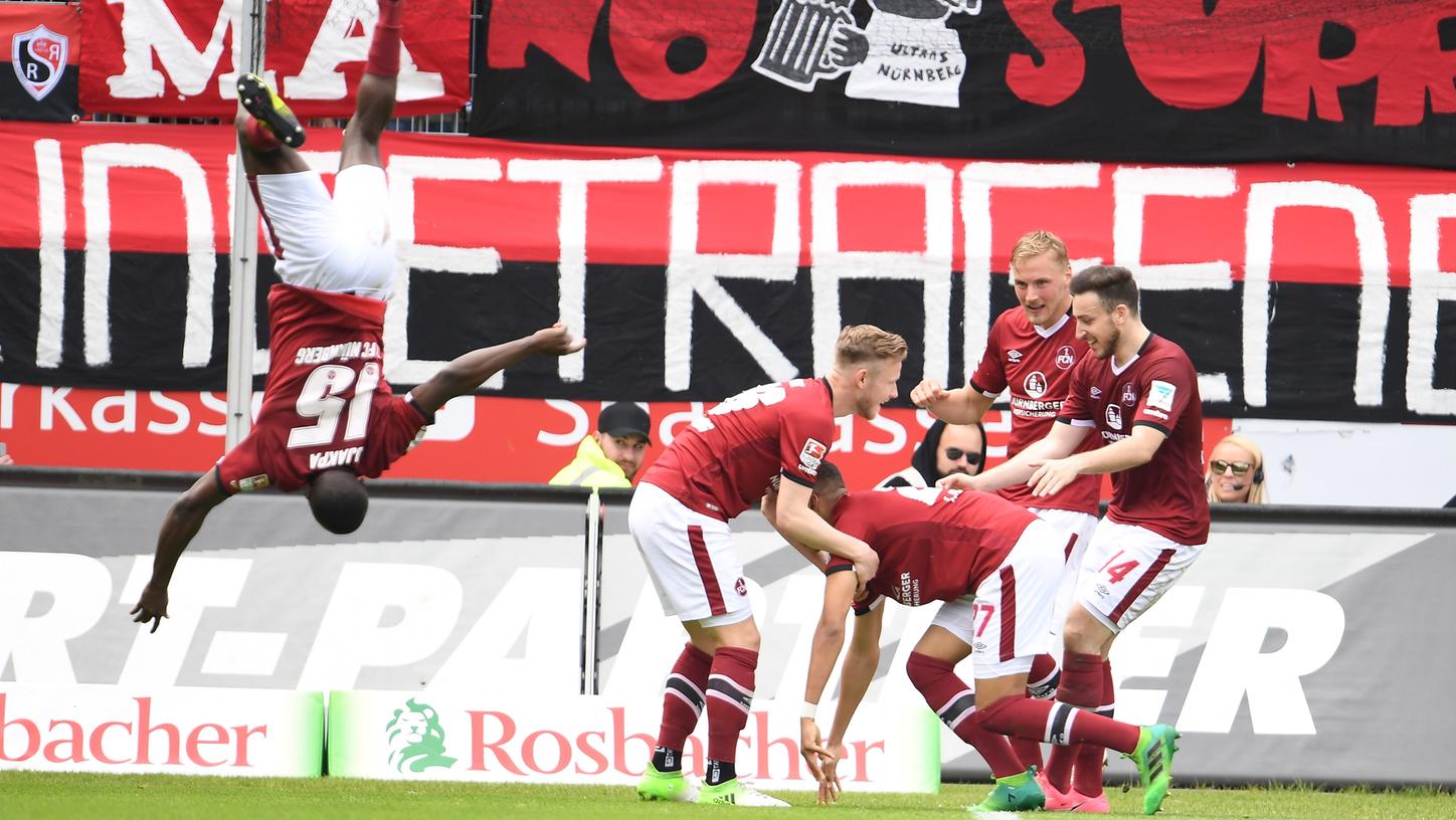 Spektakulär war das Spiel in Sandhausen nicht. Ganz im Gegensatz zum artistischen Jubel von Sabiri-Gratulant Contant Djakpa. Spektakulär war das Spiel in Sandhausen nicht. Ganz im Gegensatz zum artistischen Jubel von Sabiri-Gratulant Contant Djakpa.