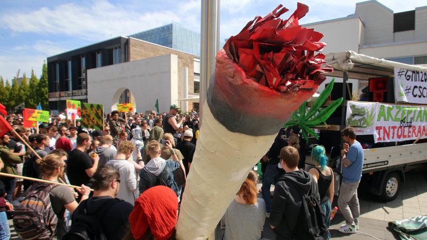 Motiv: Global Marijuana Marchs in Nürnberg - Demonstration zur Legalisierung von Cannabis.. ....Datum: 06.05.2017.. ..Fotograf: Roland Fengler....Ressort: Lokales ....Exklusiv