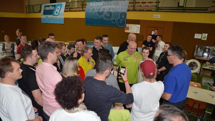 Dicht umlagert von den Fans stellte sich der sympathische Dart-Weltmeister Michael van Gerwen gerne zu Erinnerungsfotos.