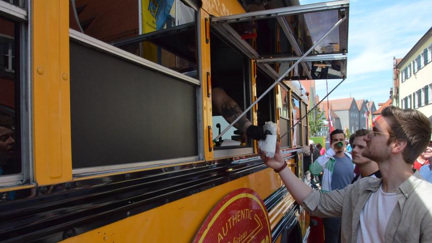 Ein echter Blickfang: "Don Burrito" bastelte seinen Foodtruck aus einem alten US-Schulbus.