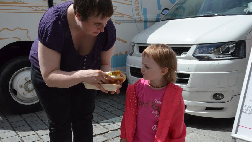 Skeptischer Blick: Die kleine Lina traute dem Hotdog aus dem "WurstDurst"-Foodtruck noch nicht so recht.