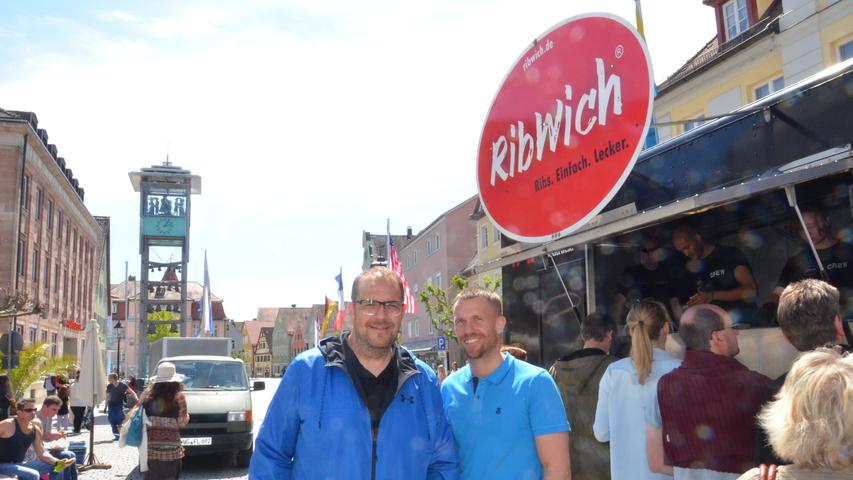 "Mister Foodtruck" in Gunzenhausen: Der Schwabacher Klaus P. Wünsch (links) hat vor einigen Jahren mit dem "RibWich"-Truck den Trend losgetreten; neben ihm sein Geschäftspartner Markus Fischer.