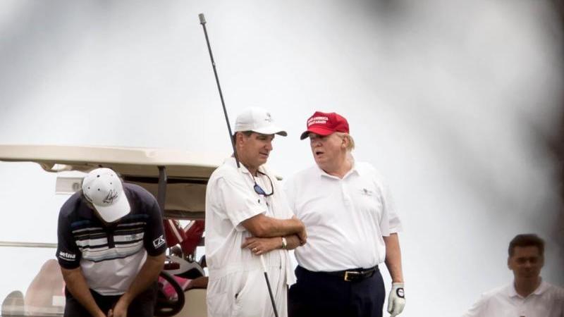 "6 Monate im Amt, 40 Tage in Golfclubs, 0 Gesetzesreformen geschafft", so titelte das manager magazin am 7. Juli 2017. Tatsächlich verbringt Trump, der seinen Vorgänger Barack Obama immer mangelnde Arbeitsmoral vorgeworfen hatte, viele Wochenenden in seinem Club in Florida. Nach eigenen Aussagen macht Trump aber natürlich nie Urlaub: "I don´t take vacations".