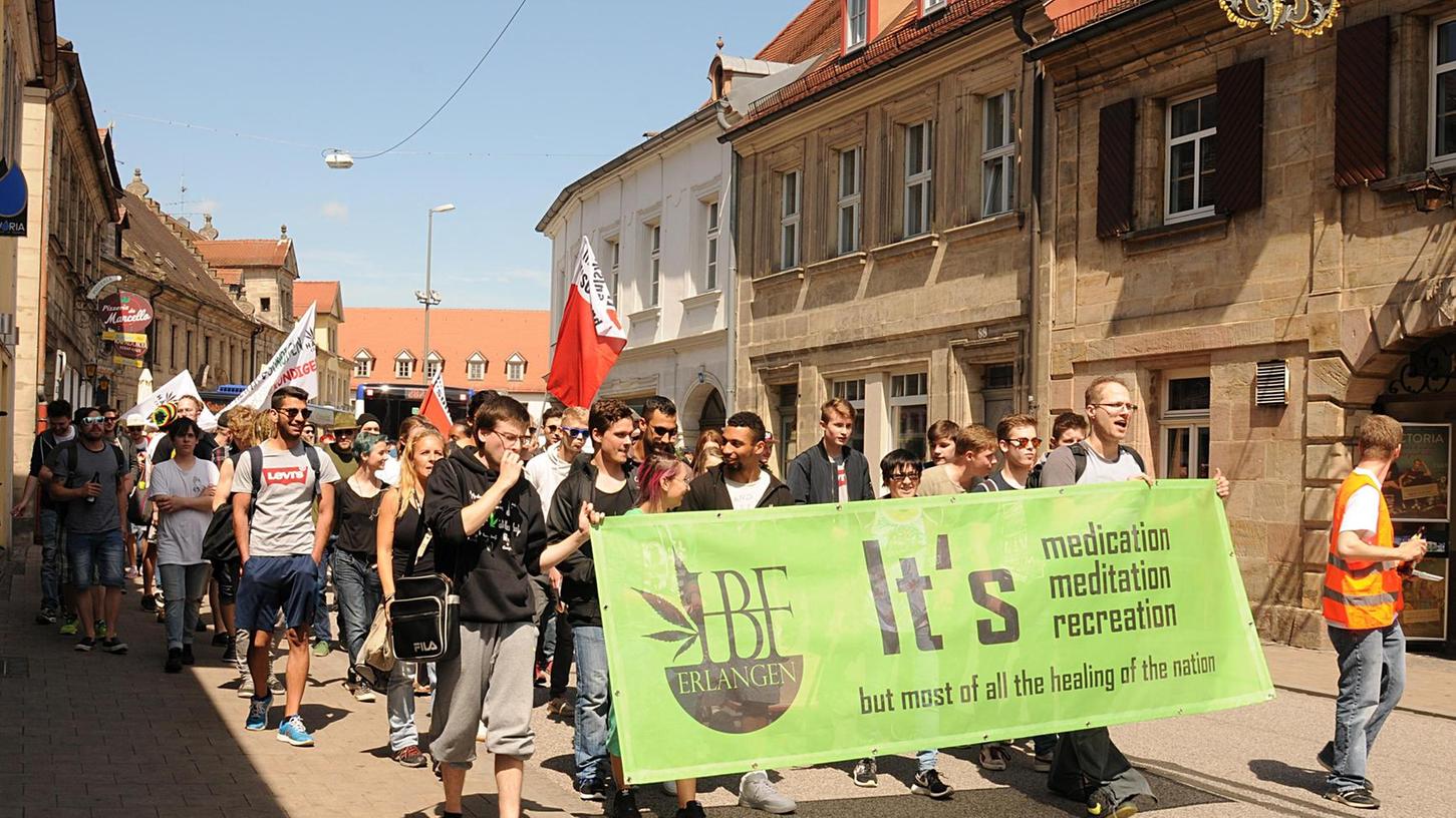 Demo in Erlangen: Legalisierung von Cannabis gefordert
