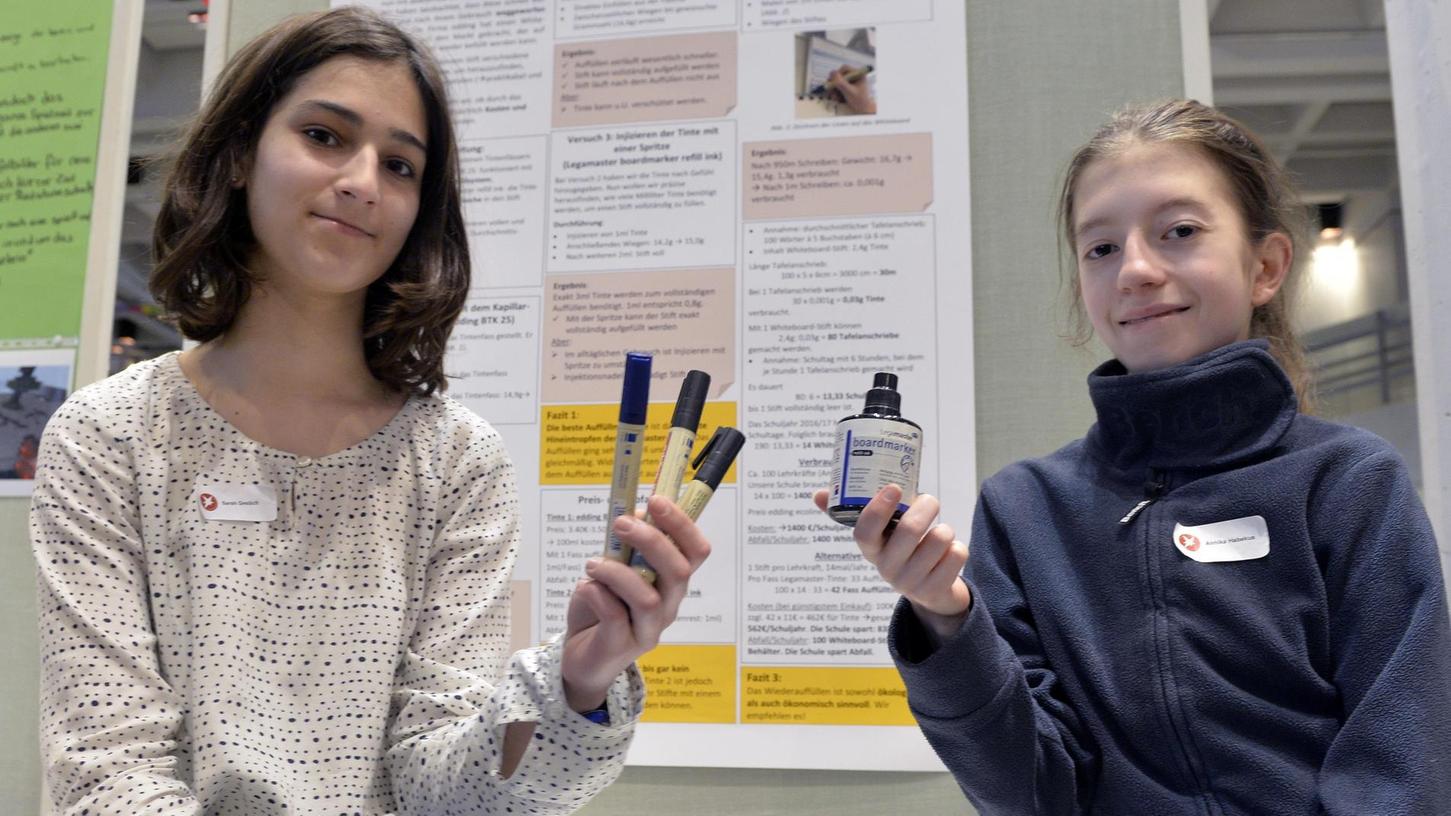 Sarah (links) und Annika haben sich überlegt, wie man bei der Benutzung von Whiteboard-Stiften sparen könnte, und dazu eine Reihe von Experimenten gemacht.