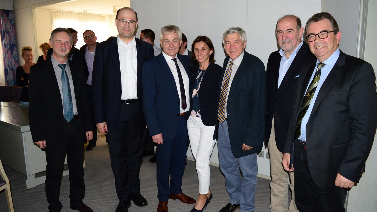 Der Seubersdorfer Bürgermeister Eduard Meier wurde mit 87,5 Prozent der gültigen Stimmen von den Bürgerinnen und Bürgern in seinem Amt bestätigt. Zu den ersten Gratulanten zählten neben seiner Ehefrau Maria Bürgermeisterkollege Martin Hundsdorfer aus Mühlhausen, Staatssekretär Albert Füracker, MdB Alois Karl, Landrat Willibald Gailler sowie Bürgermeister Alois Scherer aus Deining (v.l.). Der Seubersdorfer Bürgermeister Eduard Meier wurde mit 87,5 Prozent der gültigen Stimmen von den Bürgerinnen und Bürgern in seinem Amt bestätigt. Zu den ersten Gratulanten zählten neben seiner Ehefrau Maria Bürgermeisterkollege Martin Hundsdorfer aus Mühlhausen, Staatssekretär Albert Füracker, MdB Alois Karl, Landrat Willibald Gailler sowie Bürgermeister Alois Scherer aus Deining (v.l.).