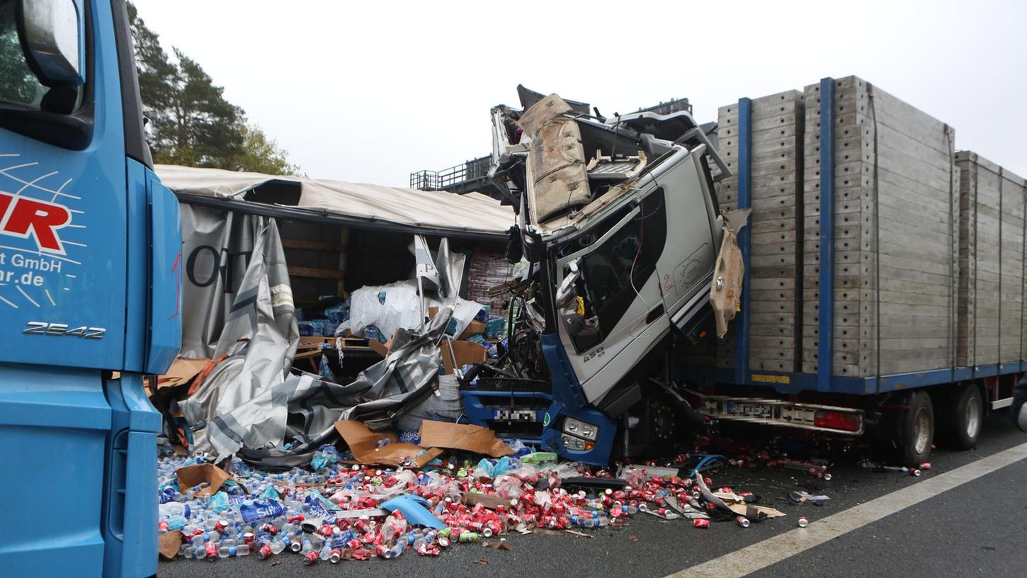 Mitten im Berufsverkehr krachte es auf der A6 beim Kreuz Nürnberg-Süd - mehrere Lkw waren in den Unfall involviert.