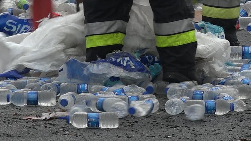 Hunderte Flaschen und Dosen hatten sich auf der A6 beim Autobahnkreuz Nürnberg-Süd verteilt.