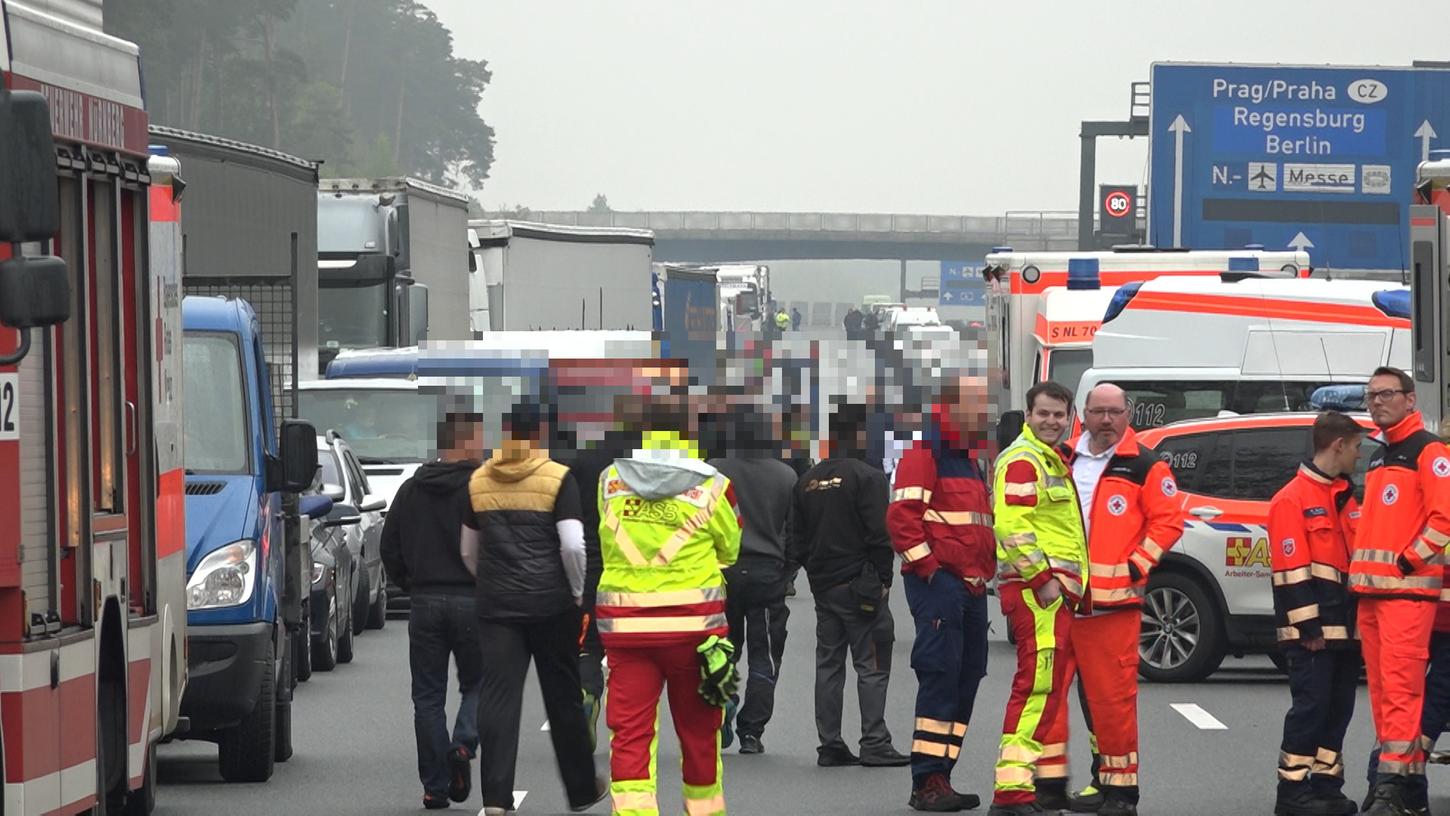Nach mehreren Lkw-Auffahrunfällen mit einem Schwerverletzen auf der Autobahn 6 nahe Nürnberg haben rund 80 Schaulustige am Montagmorgen die Arbeit der Rettungskräfte behindert.