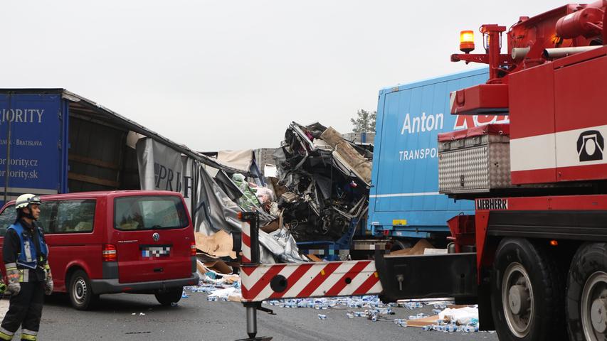 Zwischen dem Autobahnkreuz Nürnberg-Süd und der Anschlussstelle Roth prallte ein Lkw auf einen anderen - es folgten weitere Unfälle.