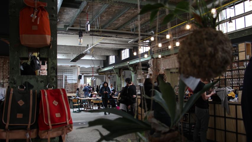In der alten Fabrikhalle aus dem 18. Jahrhundert verbirgt sich seit Oktober vergangenen Jahres ein Café mit angrenzendem Concept Store für nachhaltige Mode und Dekostücken von europäischen, hauptsächlich tschechischen Designern.