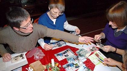 «Bin das ich da auf dem Foto?»: Gemeinsam mit der Historikerin Renate Trautwein (links) schwelgten ehemalige Nachbarn und Bekannte in Erinnerungen an die Schwand. «Bin das ich da auf dem Foto?»: Gemeinsam mit der Historikerin Renate Trautwein (links) schwelgten ehemalige Nachbarn und Bekannte in Erinnerungen an die Schwand.