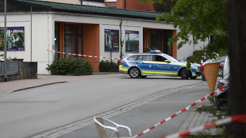 Ein 24-Jähriger stach am Montagnachmittag in der Hauptstraße in Neuendettelsau mit einem Messer auf eine 22-Jährige ein. Die Frau wurde lebensgefährlich verletzt. Ein couragierter Rentner versuchte den Angreifer abzuwehren. Wie es zu der Tragödie kam, ist bislang unklar.