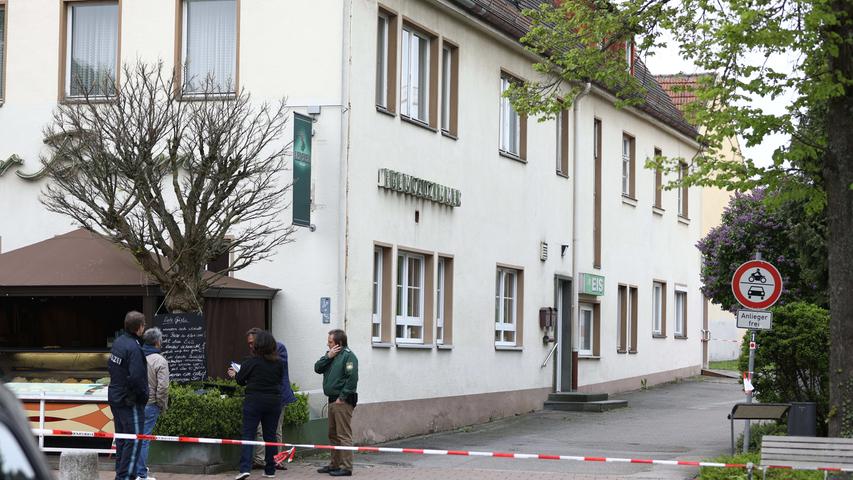 Ein 24-Jähriger stach am Montagnachmittag in der Hauptstraße in Neuendettelsau mit einem Messer auf eine 22-Jährige ein. Die Frau wurde lebensgefährlich verletzt. Ein couragierter Rentner versuchte den Angreifer abzuwehren. Wie es zu der Tragödie kam, ist bislang unklar.
