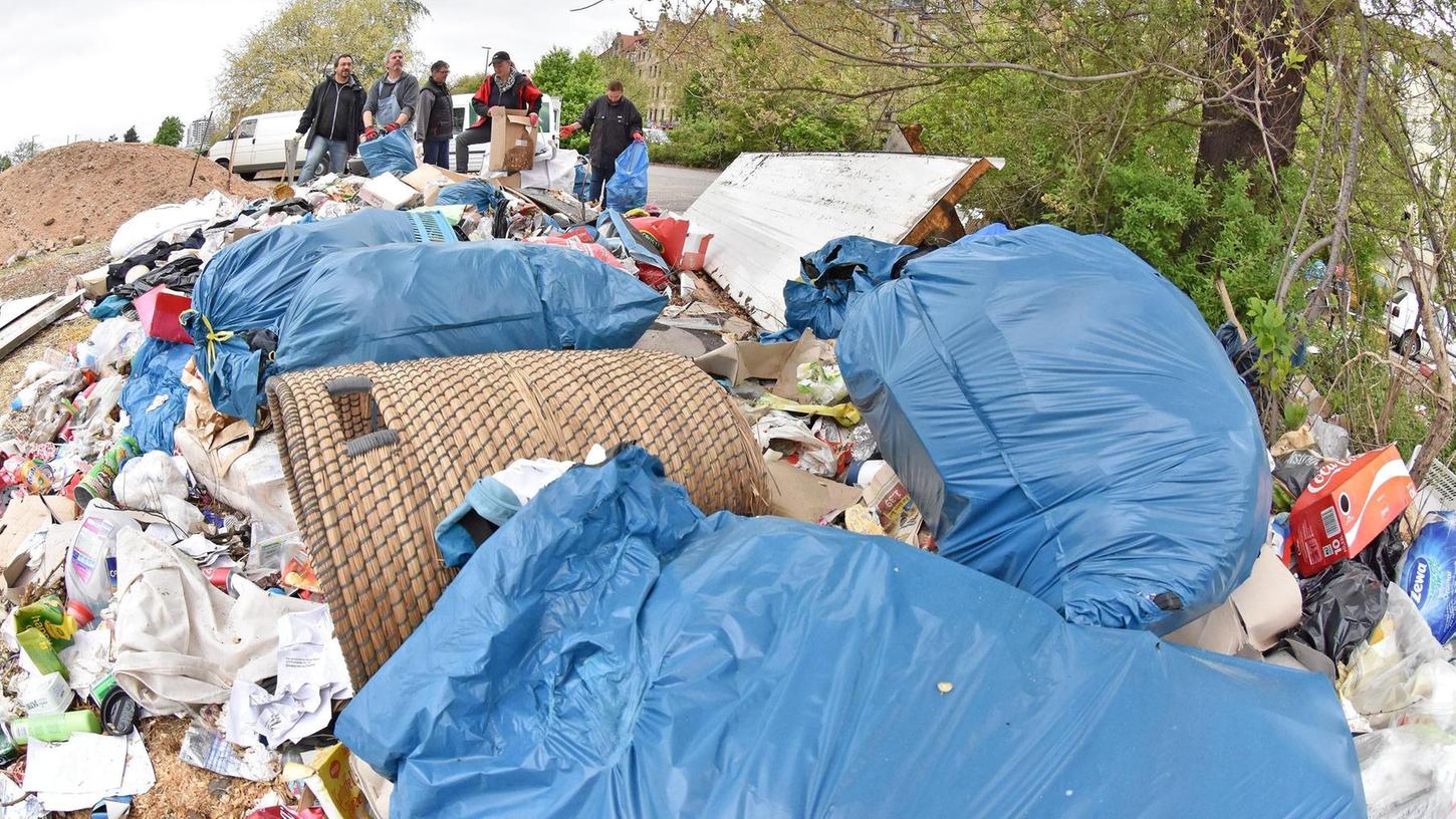 Fürther Recyclinghof: Bürger räumen illegale Müllkippe weg