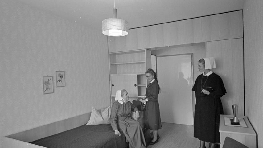 So sieht heute ein behaglich-modernes Wohnappartement für eine Schwester aus. Oberin Wilhelmine, Schwester Renate und Oberschwester Leni (v. r. n. l.) begutachten die Ausstattung. 900 Krankenschwestern mühen sich in den Nürnberger Kliniken um Wohl und Wehe der Patienten – auch heute, am „Tag der Krankenpflege“, der erstmals in Deutschland begangen wird.
 
  Hier geht es zum Artikel vom 12. Mai 1967: Ehre für Helferinnen.