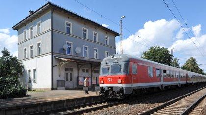 Einem Schwenk der S-Bahn-Linie würde auch der Haltepunkt Vach zum Opfer fallen. Auch das sorgt für heftige Kritik an den Plänen. Einem Schwenk der S-Bahn-Linie würde auch der Haltepunkt Vach zum Opfer fallen. Auch das sorgt für heftige Kritik an den Plänen.